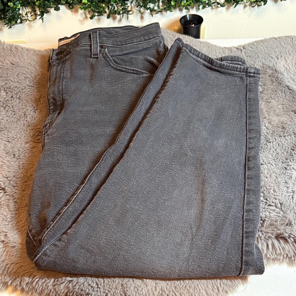 Levi's High Rise Mom Jeans in Washed Black Size 31